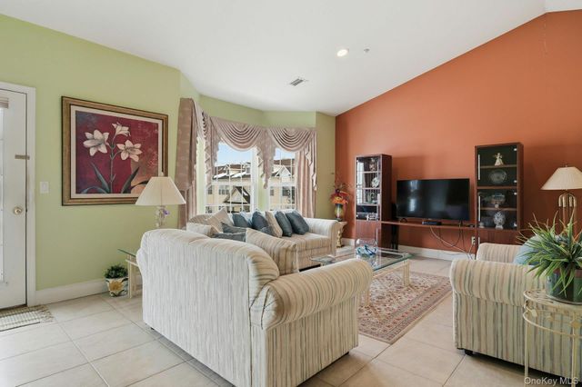 604 Narragansett Villas Drive, Lindenhurst, NY 11757