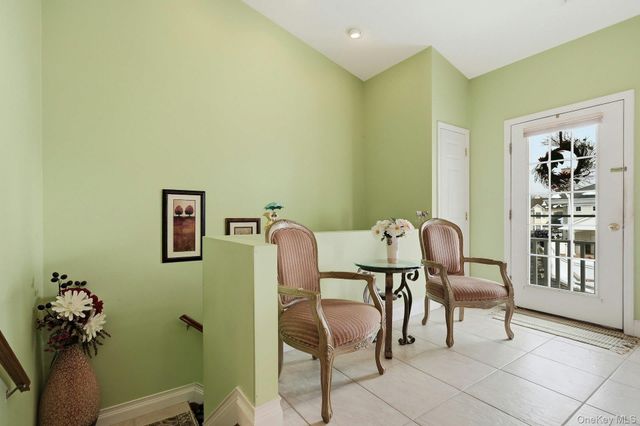 604 Narragansett Villas Drive, Lindenhurst, NY 11757