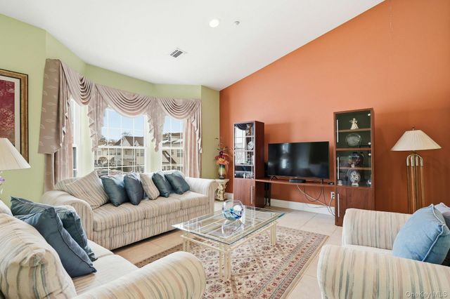 604 Narragansett Villas Drive, Lindenhurst, NY 11757