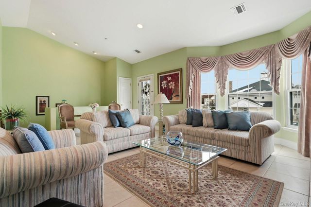 604 Narragansett Villas Drive, Lindenhurst, NY 11757