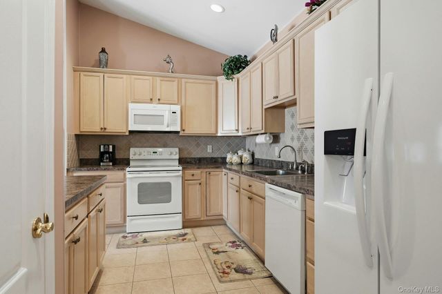 604 Narragansett Villas Drive, Lindenhurst, NY 11757