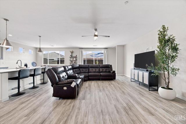 10301 Huslia River Avenue, Bakersfield, CA 93311