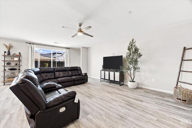 10301 Huslia River Avenue, Bakersfield, CA 93311