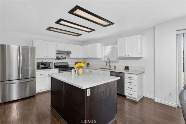 15559 Skylark Avenue, Fontana, CA 92336