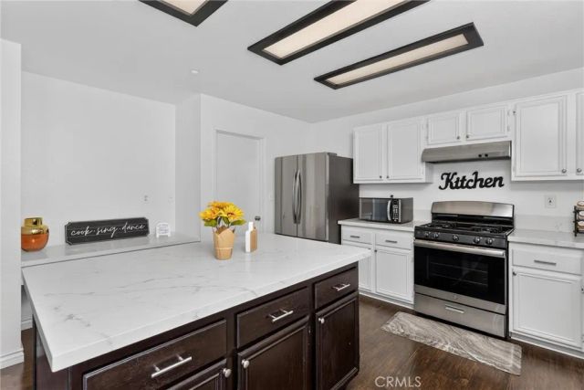 15559 Skylark Avenue, Fontana, CA 92336