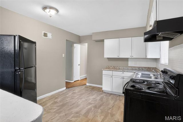 6751 Kenwood Drive, St Louis, MO 63121