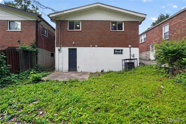 6751 Kenwood Drive, St Louis, MO 63121