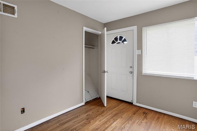6751 Kenwood Drive, St Louis, MO 63121
