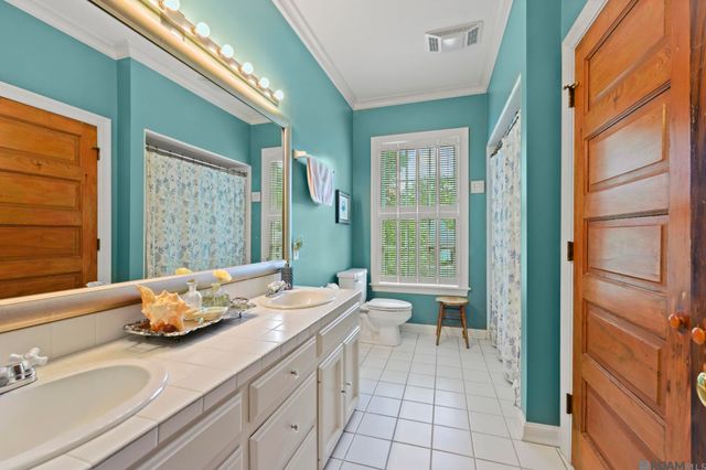 8327 Cypress Lake Dr, Baton Rouge, LA 70809