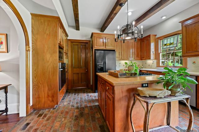 8327 Cypress Lake Dr, Baton Rouge, LA 70809