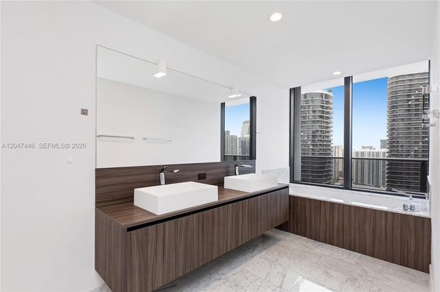 1000 Brickell Plaza 4015, Miami, FL 33131