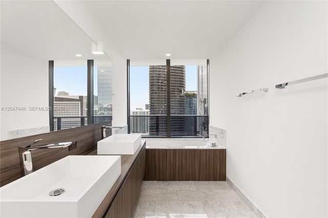 1000 Brickell Plaza 4015, Miami, FL 33131