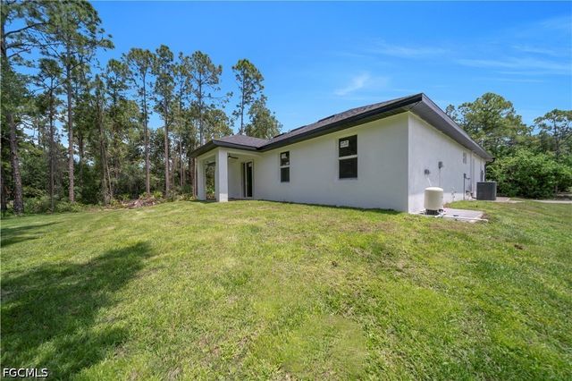 2005 Robert AVE, Alva, FL 33920