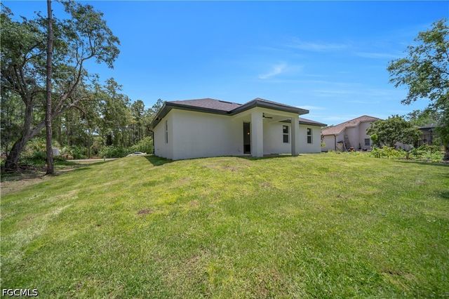 2005 Robert AVE, Alva, FL 33920