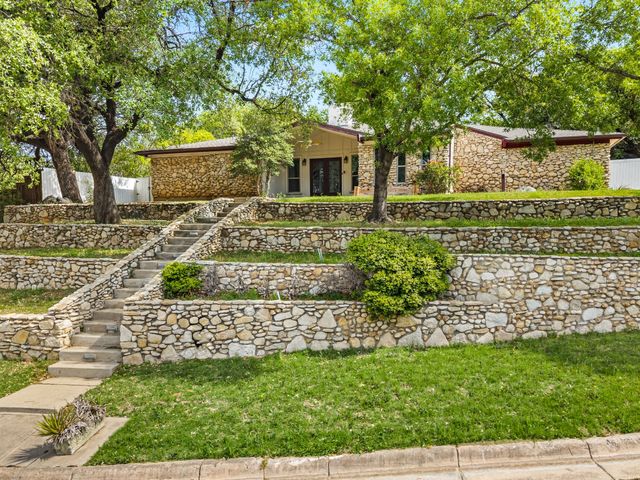 405 Chandler Lake Road, Fort Worth, TX 76103