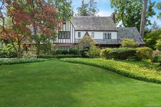 106 Ash Drive, Great Neck, NY 11021