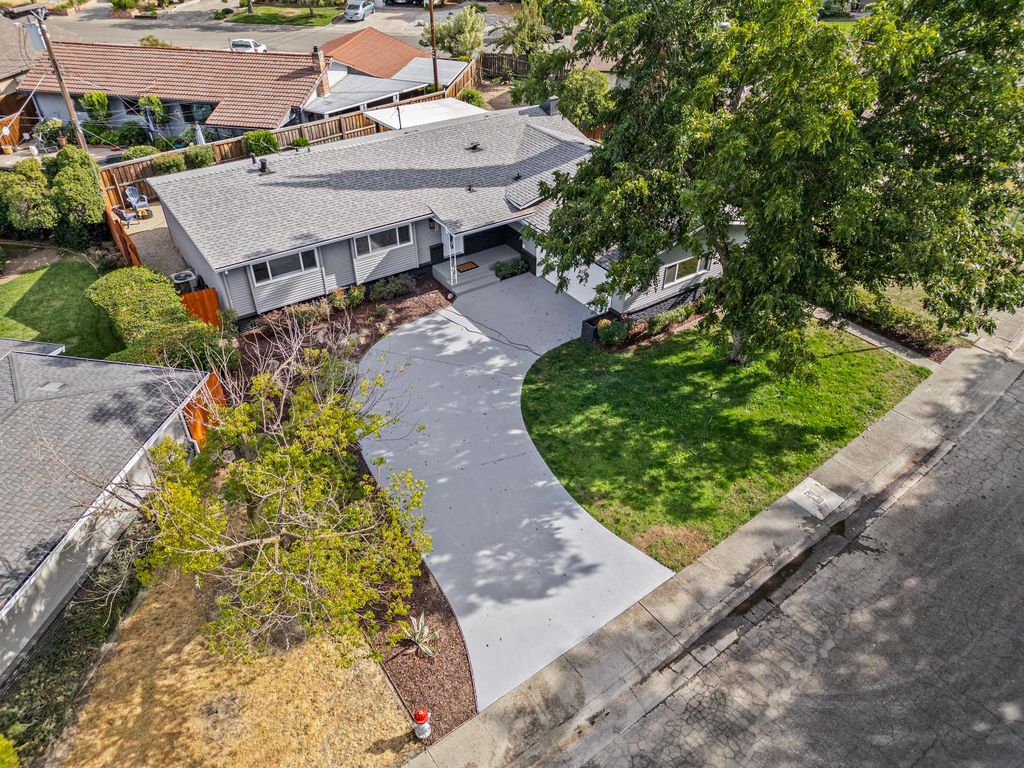 6877 Buena Terra Way, Sacramento, CA 95831