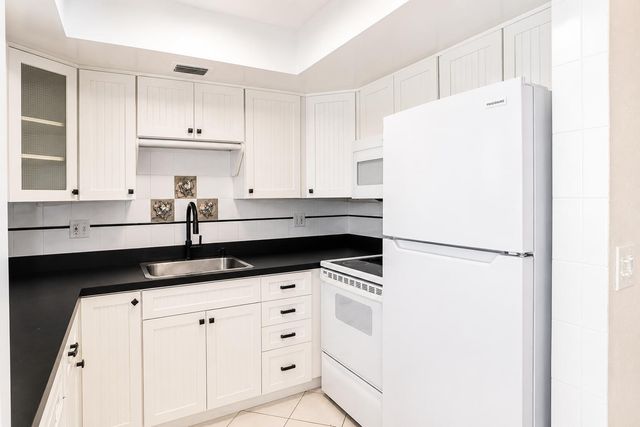 2929 SE Ocean Boulevard 106-10, Stuart, FL 34996