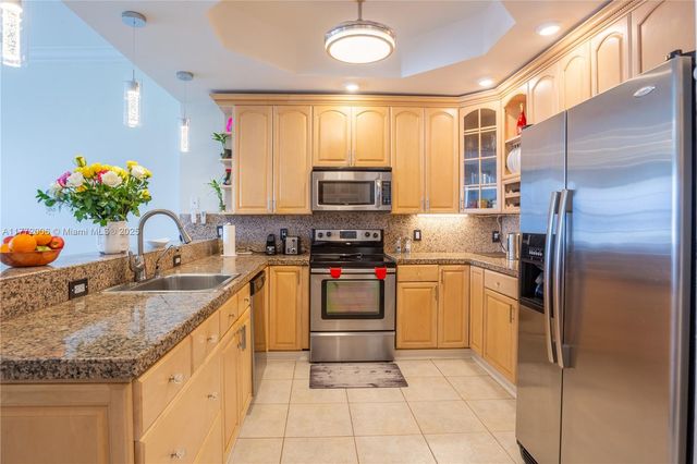 3725 S Ocean Dr PH18, Hollywood, FL 33019