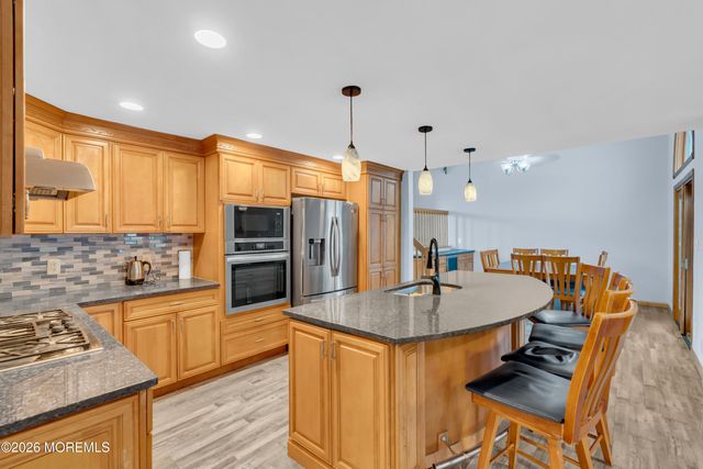 17 Hollywood Drive, Woodbridge, NJ 07095