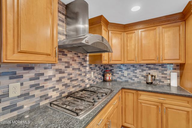 17 Hollywood Drive, Woodbridge, NJ 07095