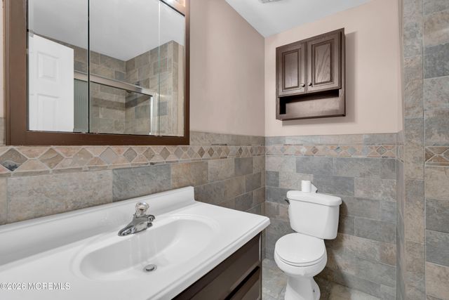 17 Hollywood Drive, Woodbridge, NJ 07095