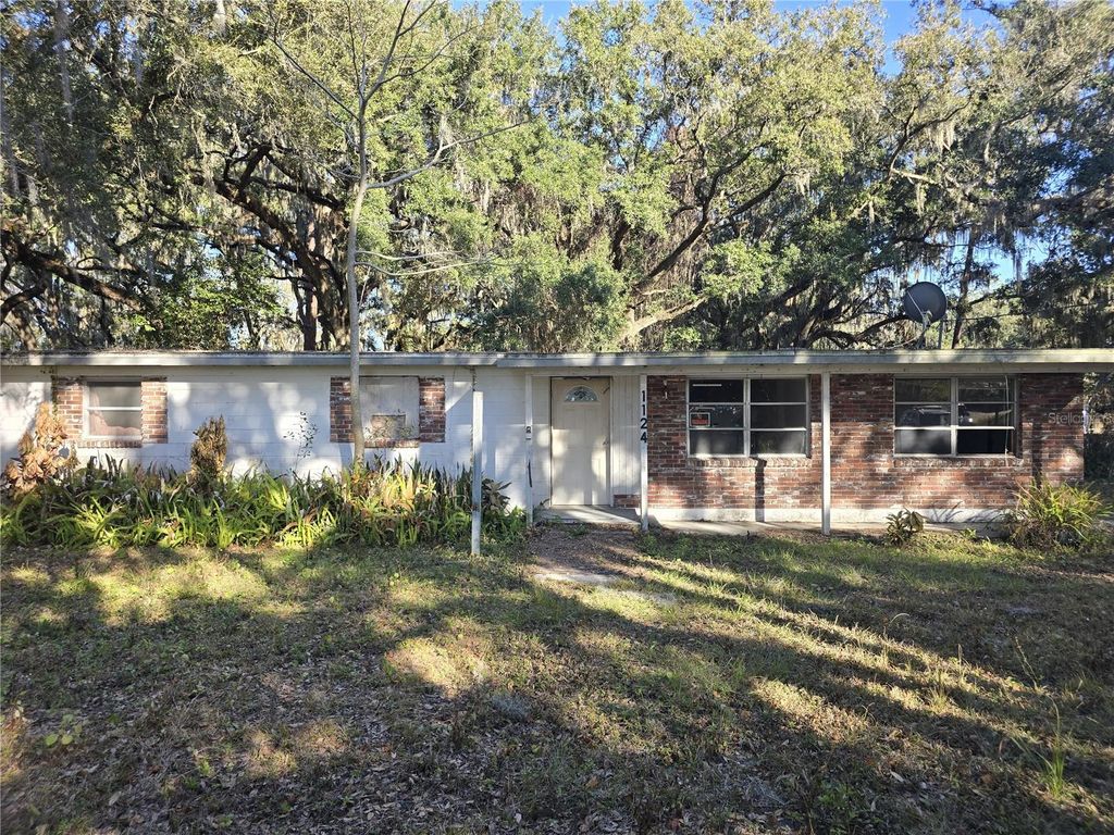 Image 2 of property listing at 1124 S WIGGINS ROAD, Plant City, FL 33566