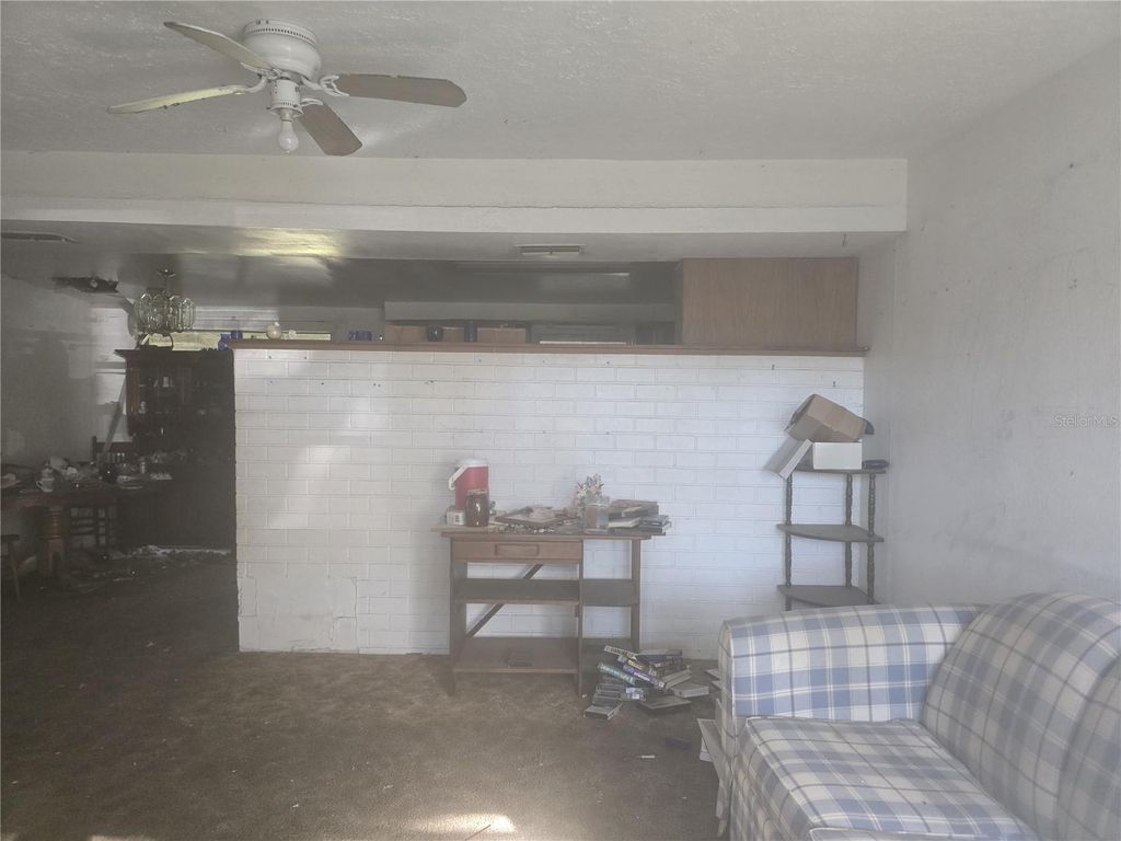 Image 3 of property listing at 1124 S WIGGINS ROAD, Plant City, FL 33566