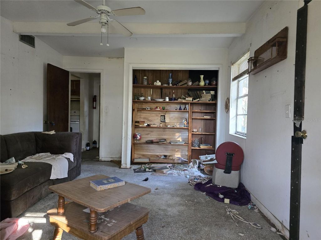 Image 4 of property listing at 1124 S WIGGINS ROAD, Plant City, FL 33566