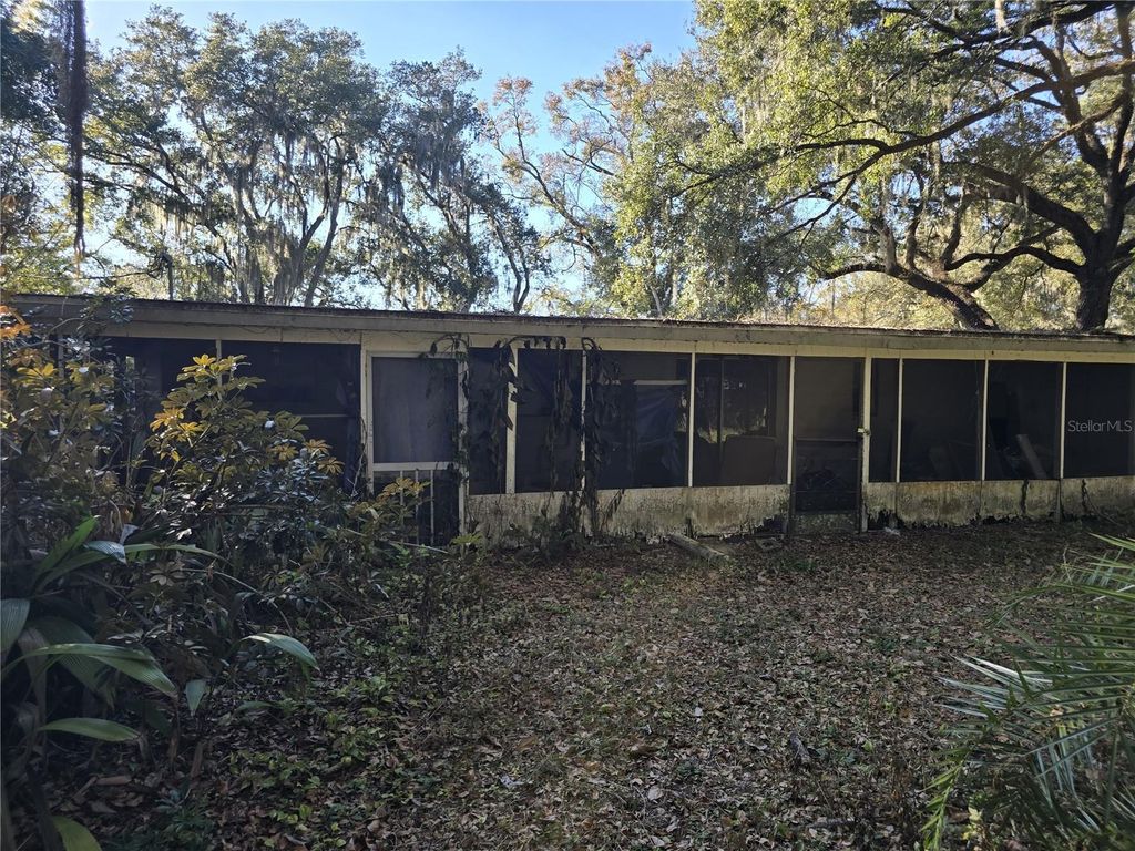 Image 7 of property listing at 1124 S WIGGINS ROAD, Plant City, FL 33566