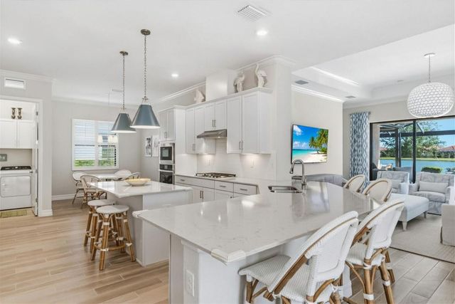 7010 WHITTLEBURY TRAIL, Bradenton, FL 34202