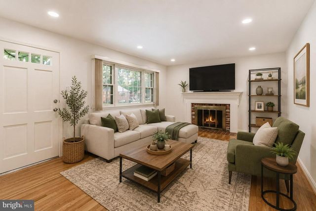 5683 RAVENEL LN, Springfield, VA 22151