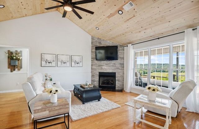 61 Bluff Rd, Hardy, AR 72542