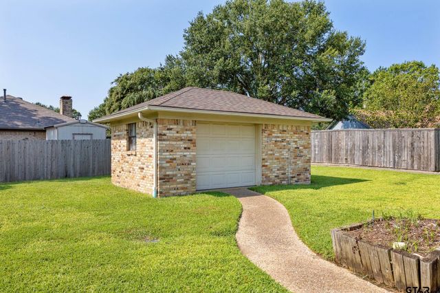 1302 Larkspur Lane, Tyler, TX 75703