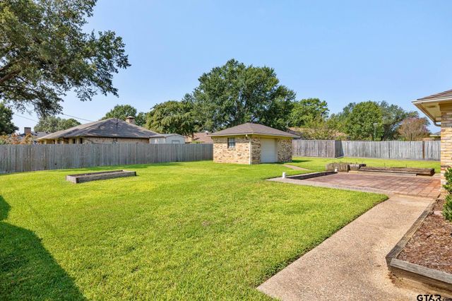 1302 Larkspur Lane, Tyler, TX 75703