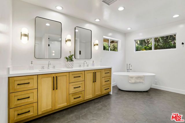 935 N Kenter Avenue, Los Angeles, CA 90049