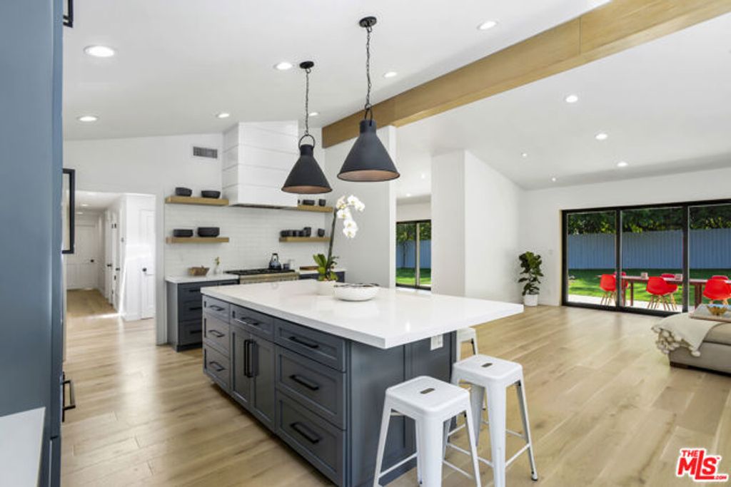 935 N Kenter Avenue, Los Angeles, CA 90049