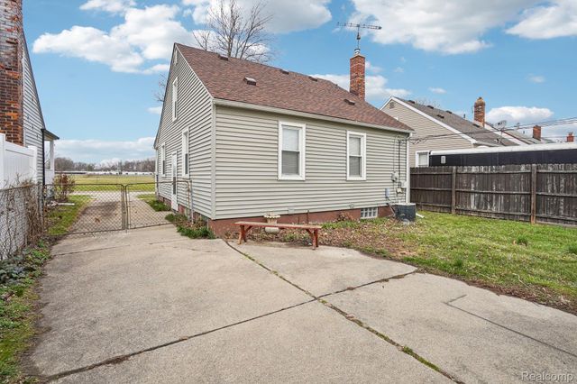 3963 S Hubbard Street, Wayne, MI 48184