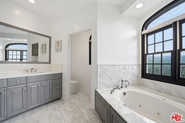 1036 El Medio Avenue, Pacific Palisades (los Angeles), CA 90272