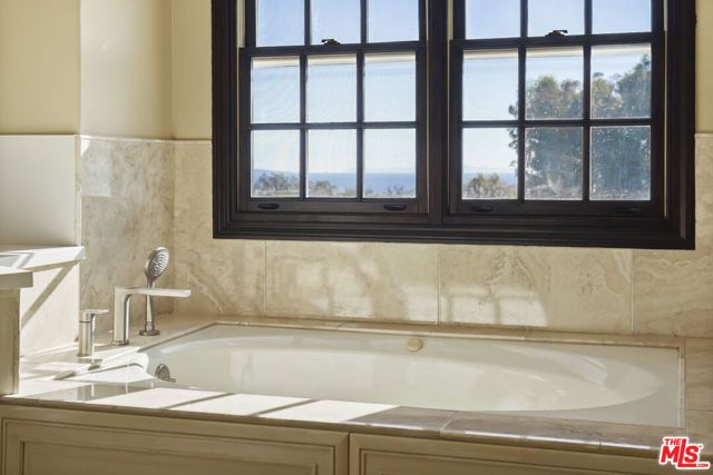 1036 El Medio Avenue, Pacific Palisades (los Angeles), CA 90272