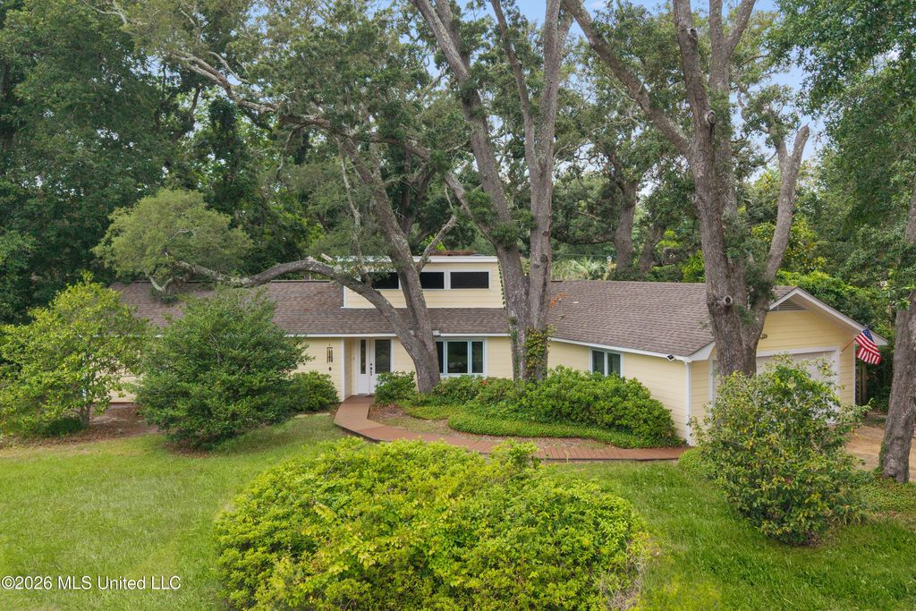 124 Shadowlawn Avenue, Pass Christian, MS 39571