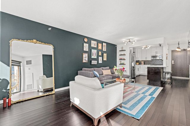 78 10th Street E 2004, Saint Paul, MN 55101