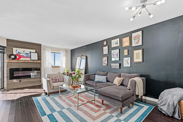 78 10th Street E 2004, Saint Paul, MN 55101