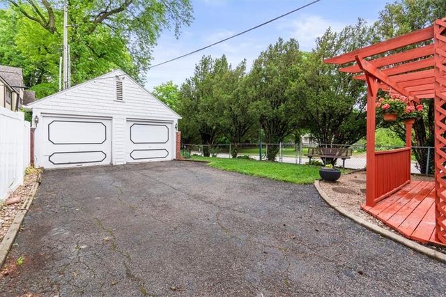 1525 W Lexington Avenue, Independence, MO 64052