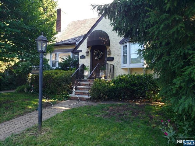 216 N Ross Place, Ho-ho-kus, NJ 07423
