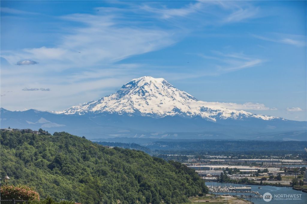 1512 49th Street NE, Tacoma, WA 98422
