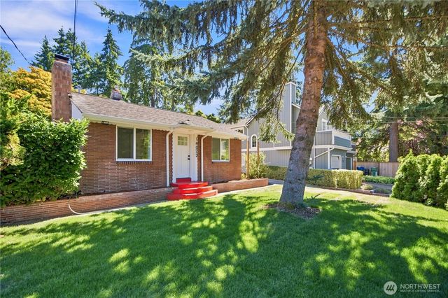 14022 Roslyn Place N, Seattle, WA 98133