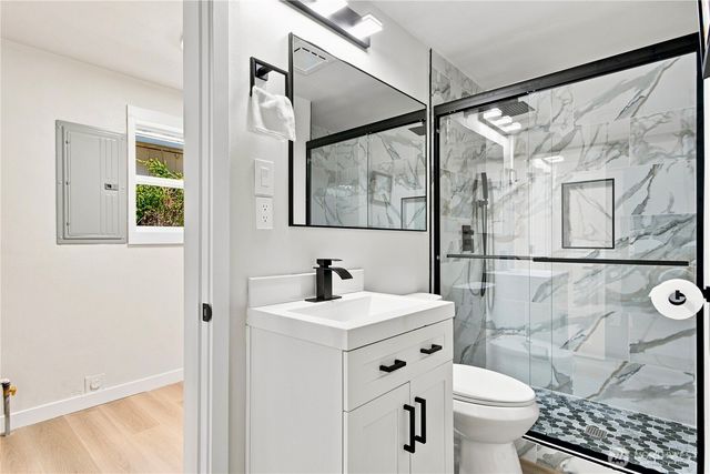 14022 Roslyn Place N, Seattle, WA 98133
