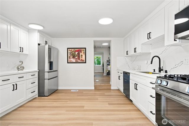14022 Roslyn Place N, Seattle, WA 98133