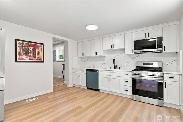 14022 Roslyn Place N, Seattle, WA 98133